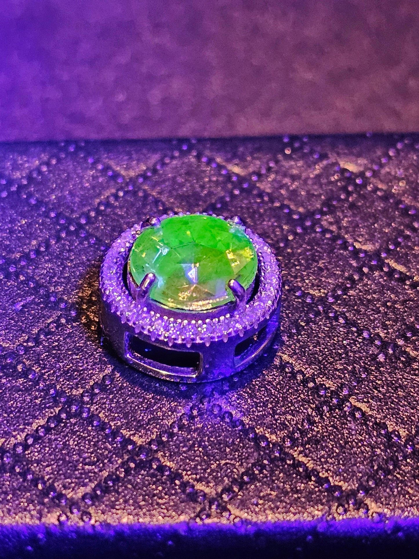 Uranglas-Anhänger aus neuem Sterlingsilber mit einem 9 mm großen, runden Uranglasstein im Vintage-Stil, der unter Schwarzlicht/UV-Licht leuchtet