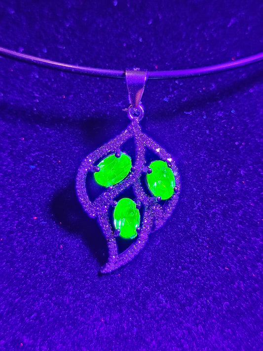 Pendentif en verre d'uranium neuf en argent sterling avec trois pierres en verre d'uranium vintage de taille ovale de 6 x 4 mm qui brillent sous la lumière noire / UV