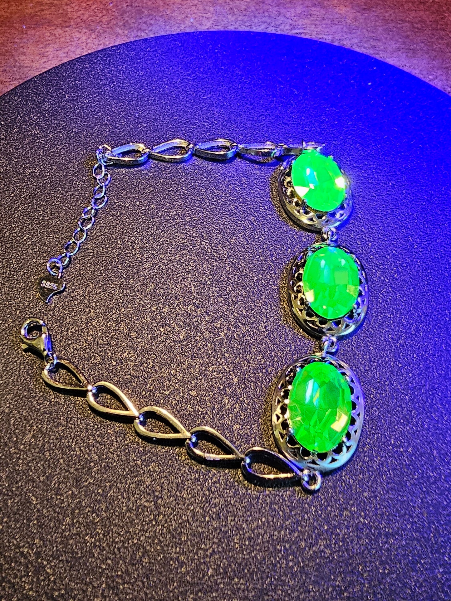 Bracelet en verre d'uranium neuf en argent sterling avec trois pierres ovales en verre d'uranium vintage de 14 x 10 mm qui brillent sous la lumière noire / UV