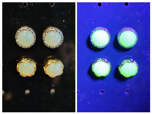 Boucles d'oreilles en verre d'uranium en argent sterling ou plaqué or avec des pierres de verre d'uranium rondes vintage de 7 mm qui brillent sous la lumière noire/UV