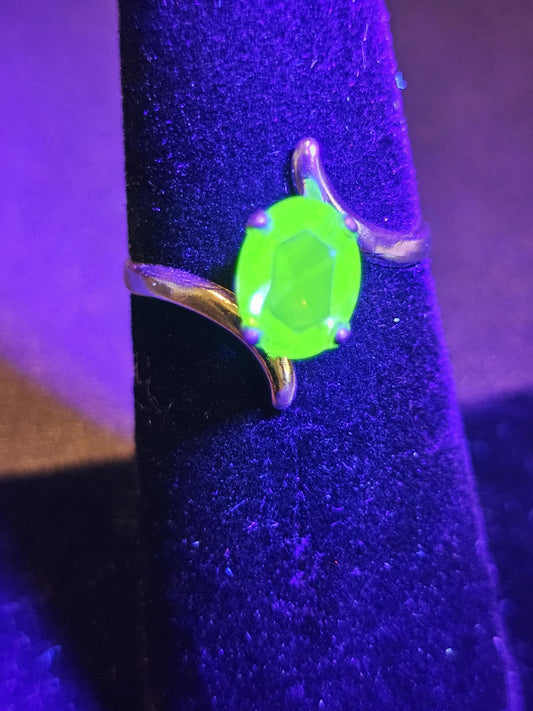 Bague ovale en verre d'uranium taille 7,5 style bypass en argent sterling neuf avec une pierre en verre d'uranium de 8x6 mm qui brille sous la lumière noire / UV