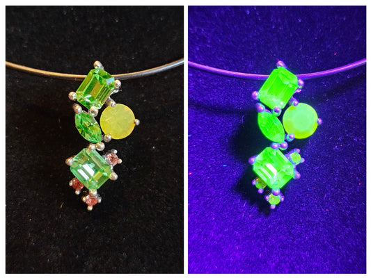 Pendentif en verre d'uranium dans un nouveau design abstrait en argent sterling avec plusieurs pierres de verre d'uranium vintage qui brillent sous la lumière noire / UV
