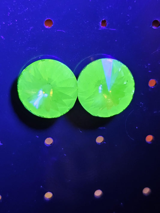 Boucles d'oreilles en verre d'uranium en argent sterling neuf avec pierres en verre d'uranium taille ronde Rivolis vintage de 12 mm, qui brillent sous la lumière noire/UV