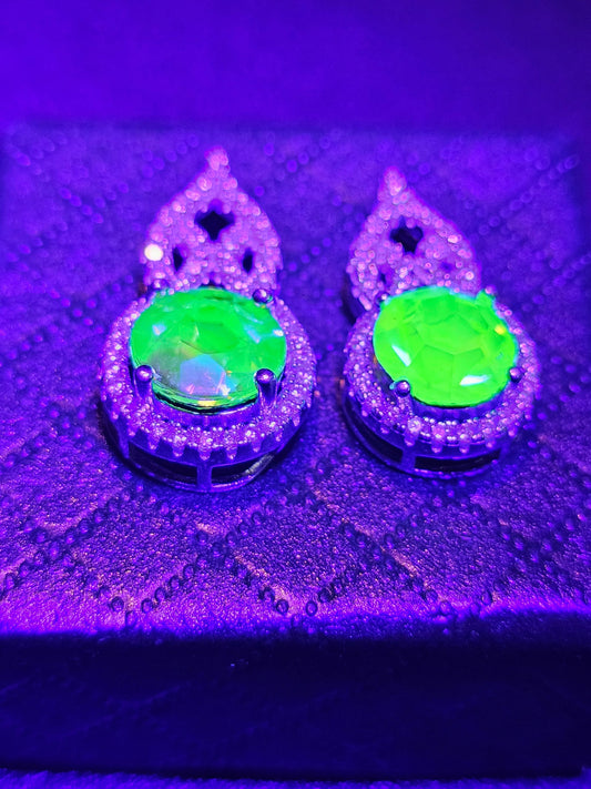 Pendentif en verre d'uranium dans un nouveau cadre en argent sterling avec une pierre de verre d'uranium taille ronde vintage de 9 ou 8 mm qui brille sous la lumière noire / UV