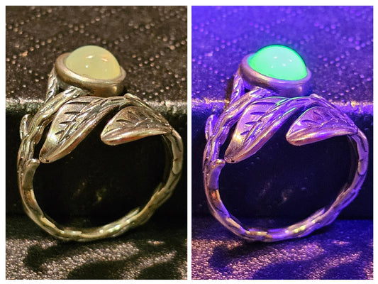 Bague réglable en verre d'uranium en argent sterling avec motif de feuilles et de branches et pierre ronde en verre d'uranium vintage qui brille sous la lumière noire / UV