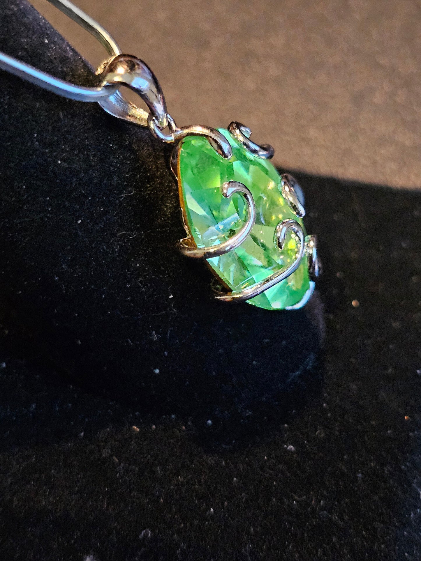 Pendentif en verre d'uranium en argent sterling neuf avec une pierre de verre d'uranium taille ovale vintage de 18 x 13 mm qui brille sous la lumière noire / UV