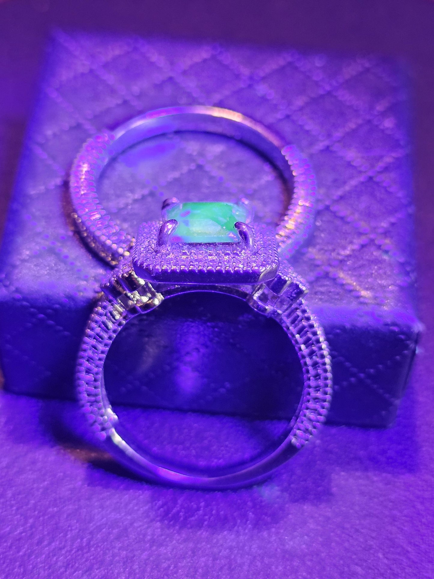 Bague en verre d'uranium taille princesse taille 9 nouvelle argent sterling bleu vintage pierre de taille carrée en verre d'uranium qui brille sous la lumière noire / UV