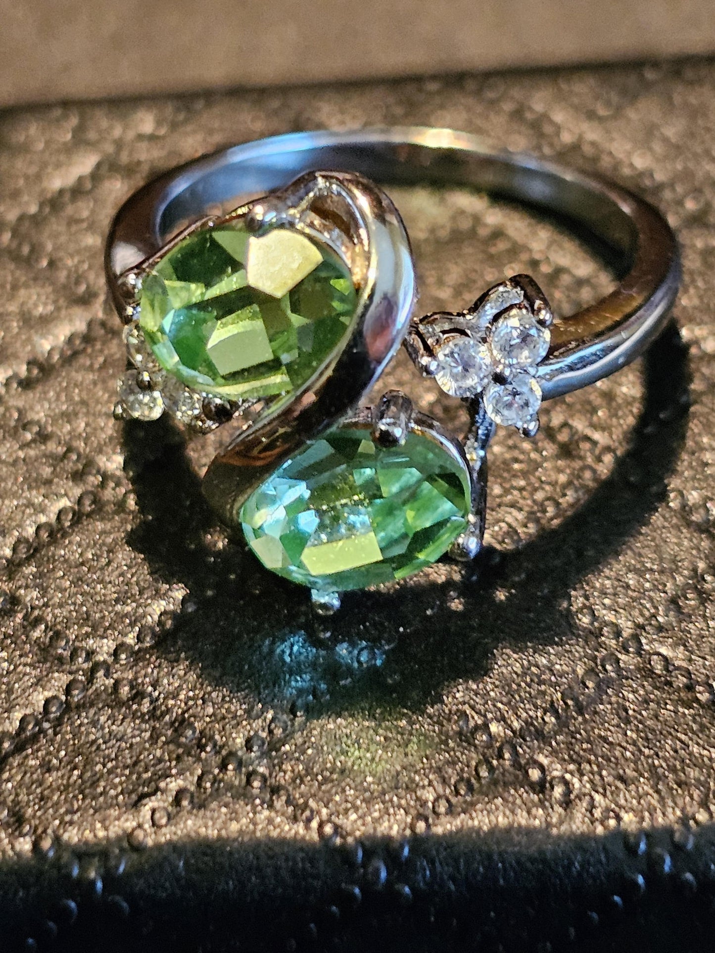 Bague ovale en verre d'uranium taille 6, 7, 8 ou 9 en argent sterling neuf avec 2 pierres de verre d'uranium vintage de 8 x 6 mm qui brillent sous la lumière noire / UV