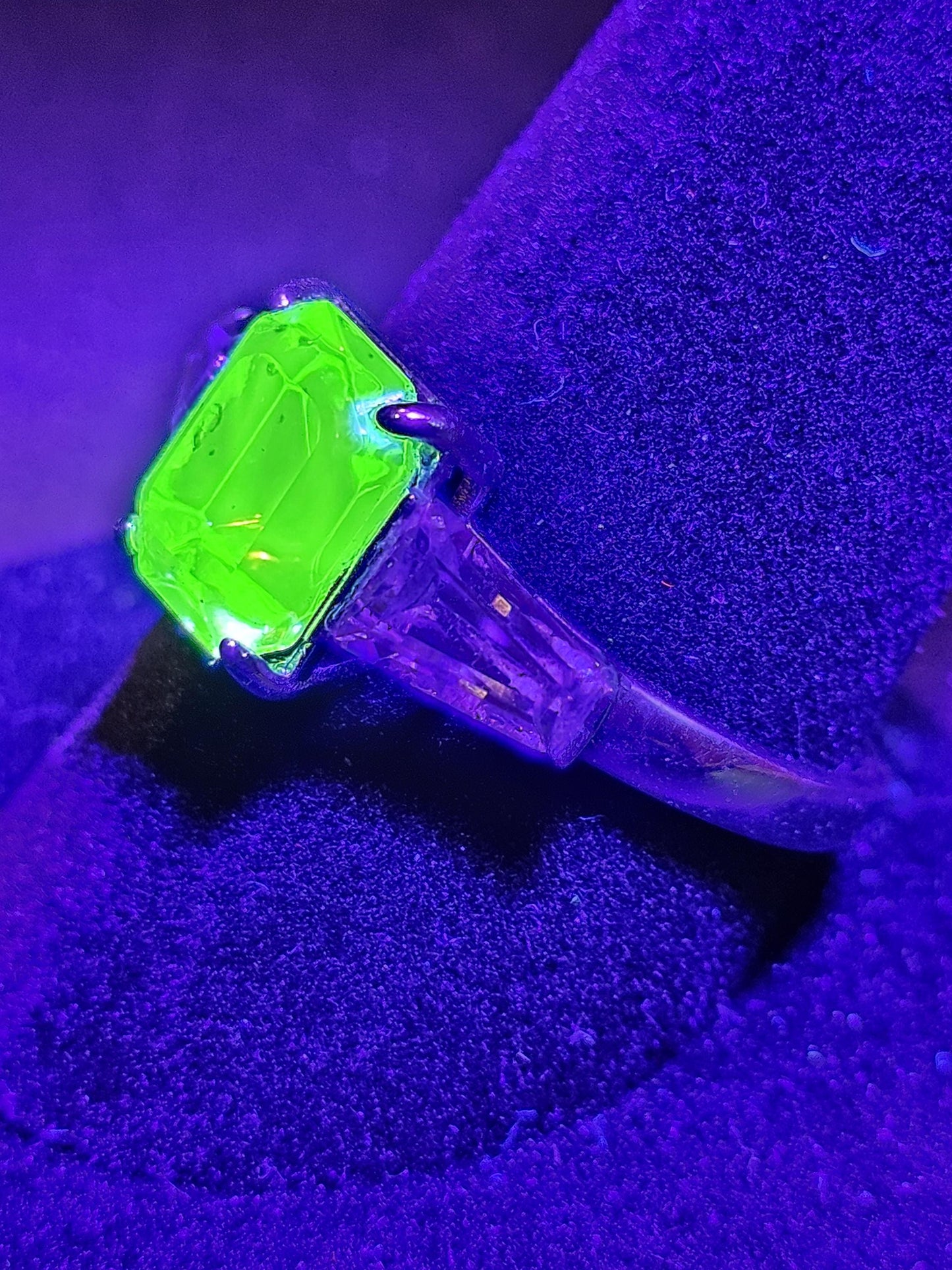 Ring aus Uranglas im Smaragdschliff, Größe 7 und 10,5, neues Sterlingsilber mit Vintage-Uranglassteinen, die unter Schwarzlicht/UV-Licht leuchten.