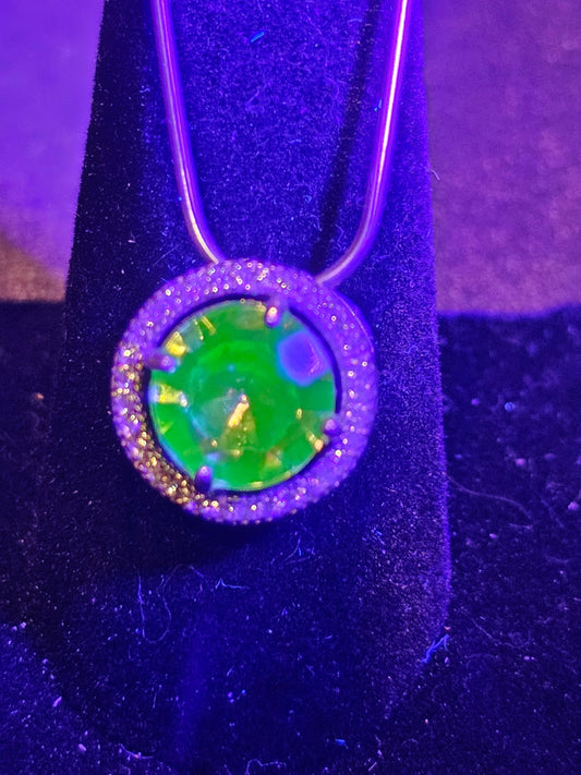 Pendentif en verre d'uranium en argent sterling neuf avec une pierre de verre d'uranium taille ronde vintage de 9 mm qui brille sous la lumière noire / UV