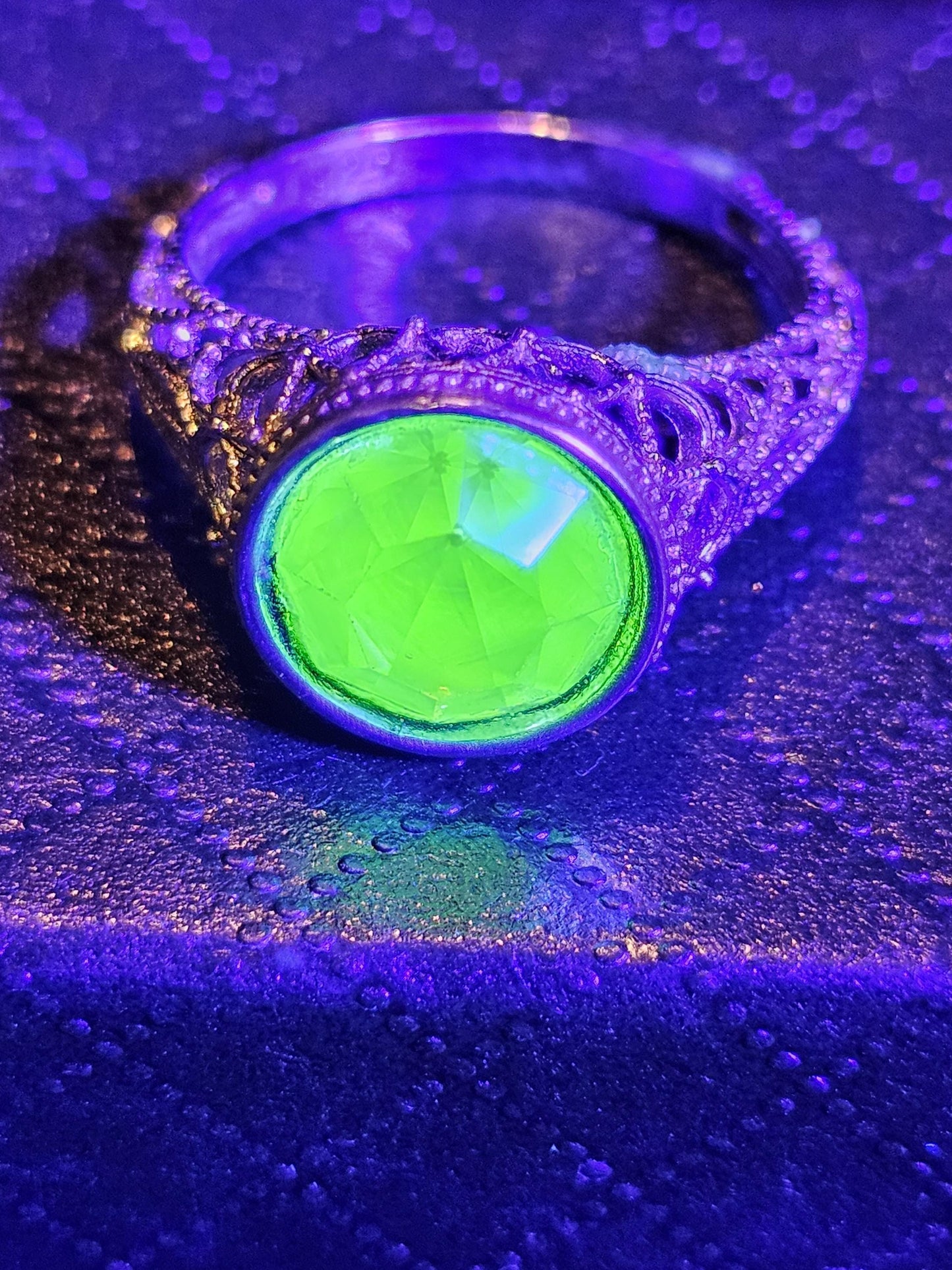Bague en verre d'uranium taille ronde taille 6,5 style filigrane en argent sterling neuf avec pierre de verre d'uranium de 9 mm qui brille sous la lumière noire / UV