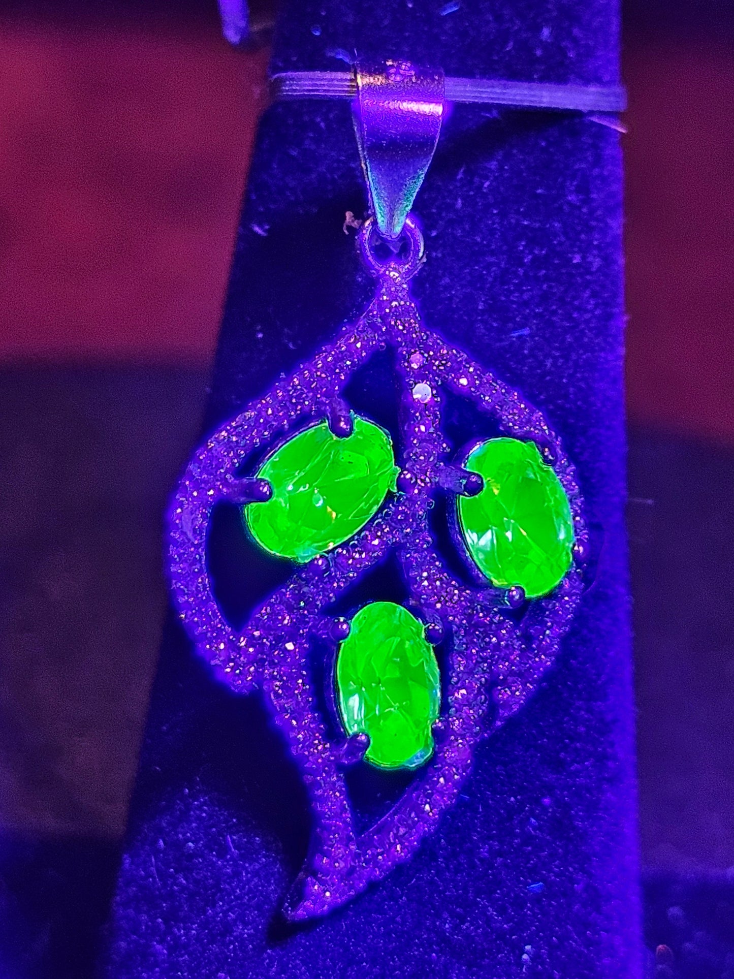 Pendentif en verre d'uranium neuf en argent sterling avec trois pierres en verre d'uranium vintage de taille ovale de 6 x 4 mm qui brillent sous la lumière noire / UV