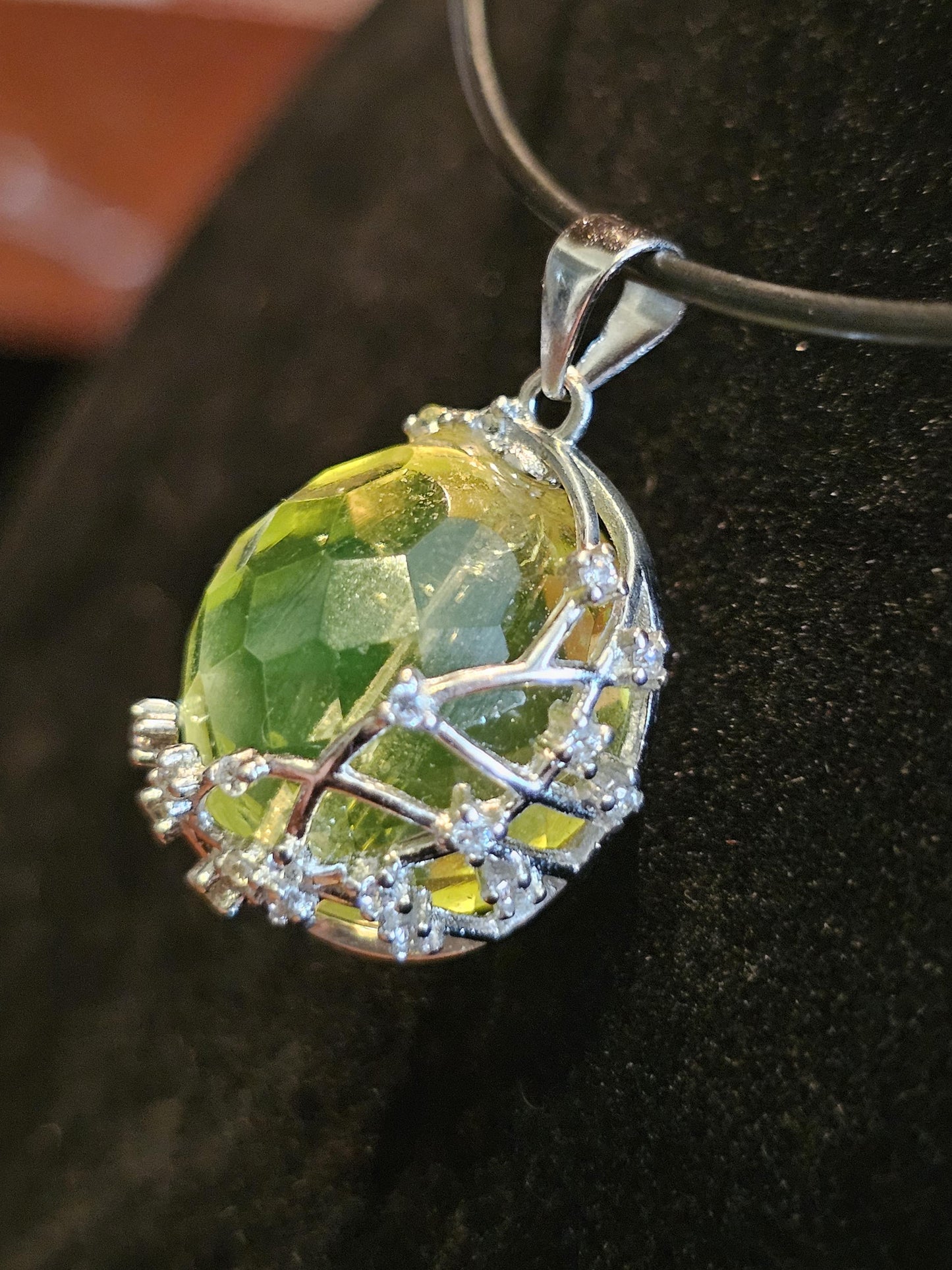 Pendentif en verre d'uranium en argent sterling neuf avec une énorme perle ronde en verre d'uranium tchécoslovaque de 16 mm qui brille sous la lumière noire / UV