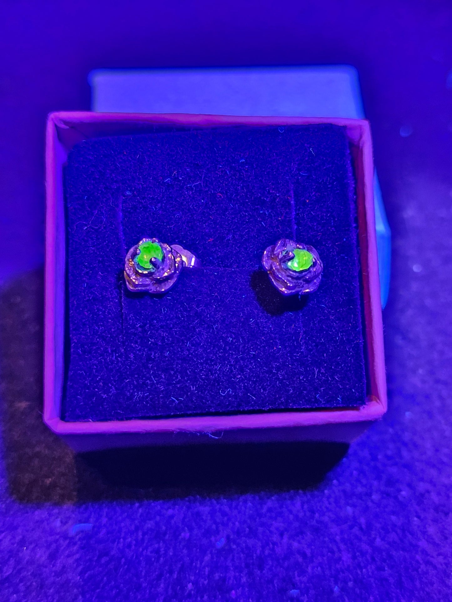 Boucles d'oreilles en verre d'uranium rose en argent sterling avec pierres en verre d'uranium rose vintage, brille sous la lumière noire/UV