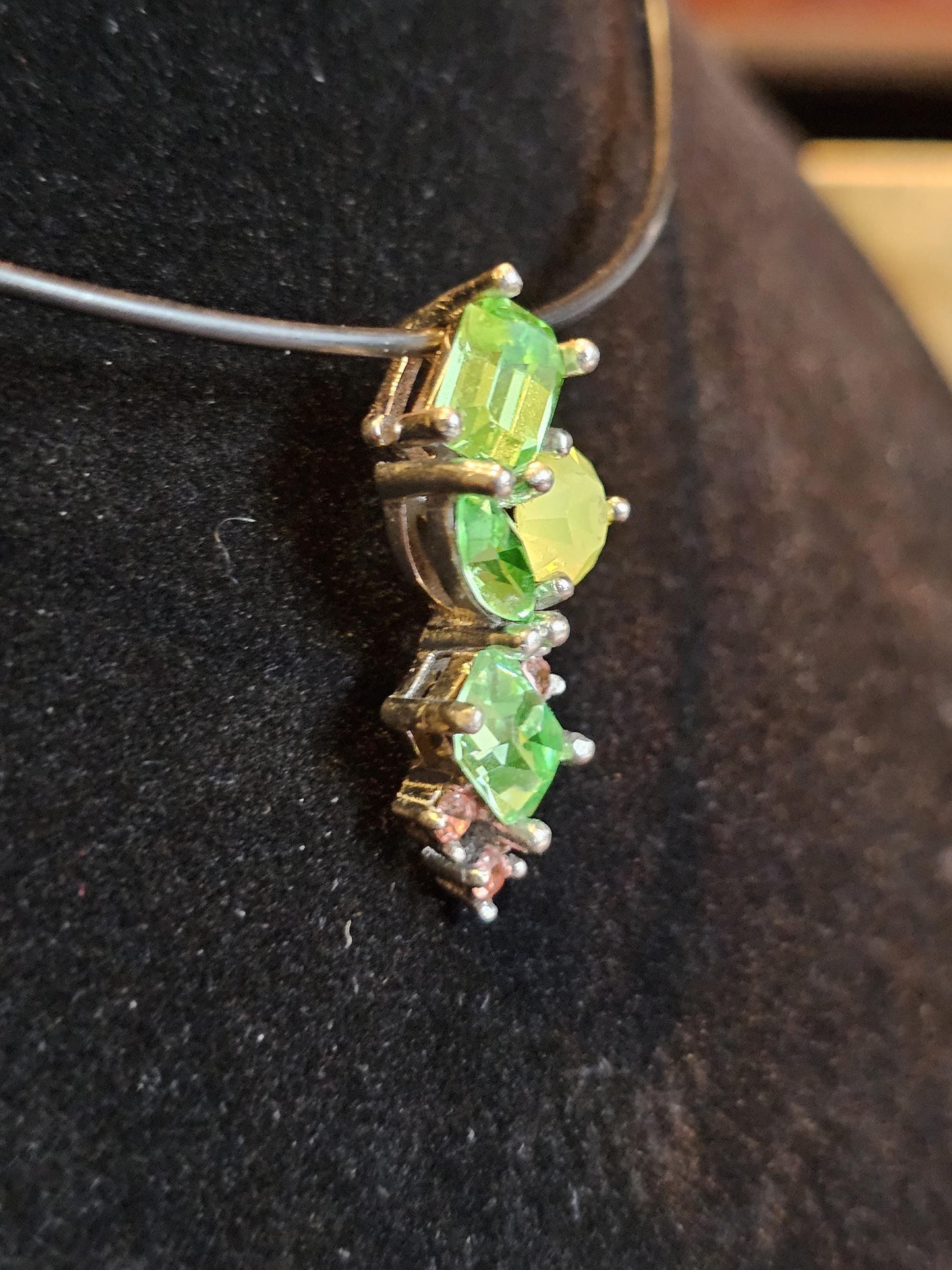 Pendentif en verre d'uranium dans un nouveau design abstrait en argent sterling avec plusieurs pierres de verre d'uranium vintage qui brillent sous la lumière noire / UV