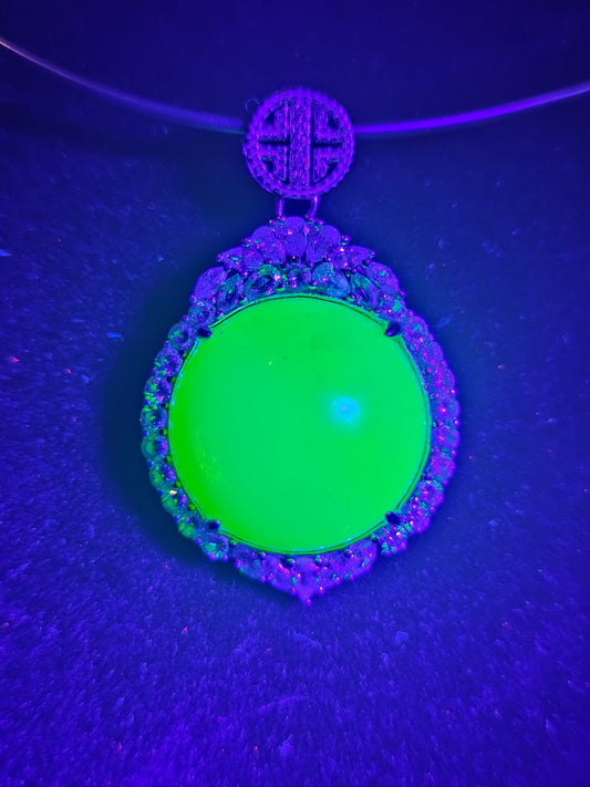 Pendentif en verre d'uranium neuf en argent sterling avec une grande pierre de verre d'uranium vintage de 18 mm à taille ronde cabochon qui brille sous la lumière noire / UV