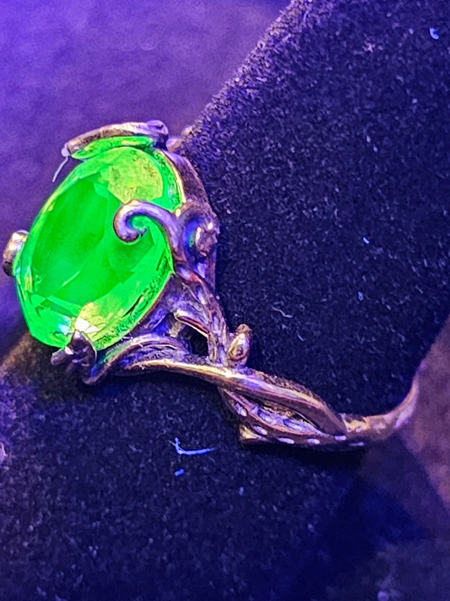 Bague réglable en verre d'uranium en argent sterling avec une grande pierre ovale en verre d'uranium vintage de taille ovale qui brille sous la lumière noire / UV