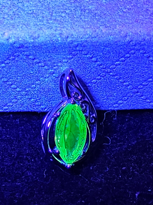 Pendentif en verre d'uranium en argent sterling avec une pierre de verre d'uranium taille chapiteau vintage qui brille sous la lumière noire / UV