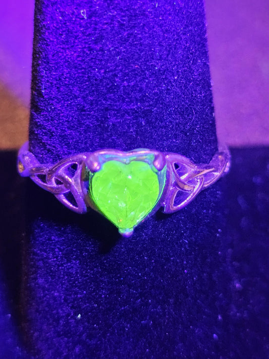 Bague en verre d'uranium taillée en forme de cœur, taille 6, 7, 8 ou 9, en argent sterling neuf avec une pierre en verre d'uranium vintage qui brille sous la lumière UV noire