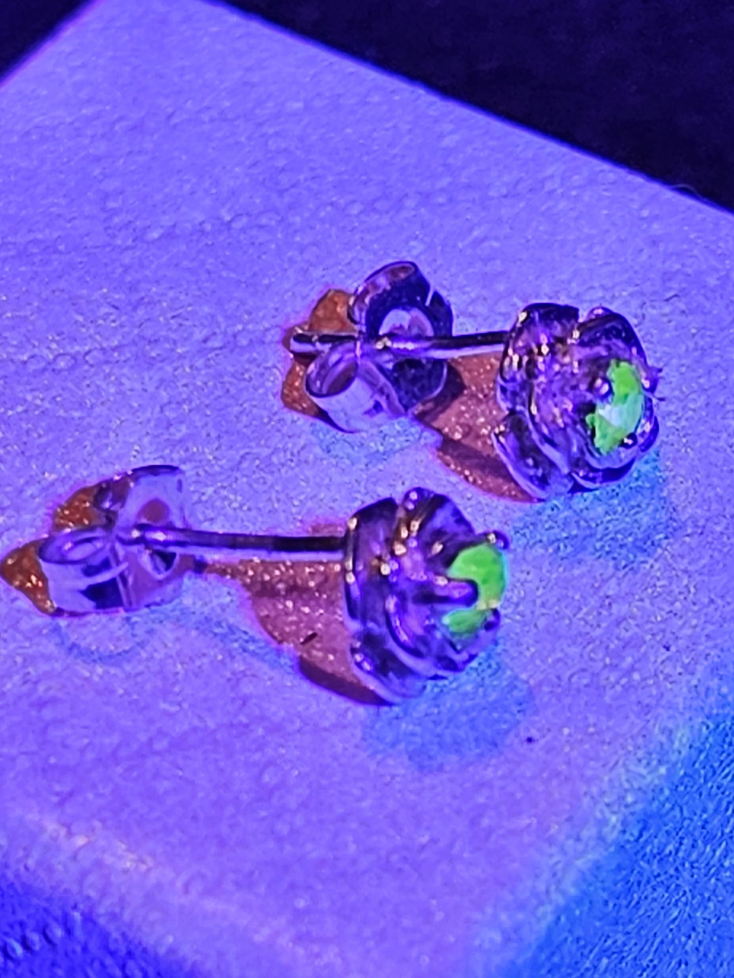 Boucles d'oreilles en verre d'uranium rose en argent sterling avec pierres en verre d'uranium rose vintage, brille sous la lumière noire/UV