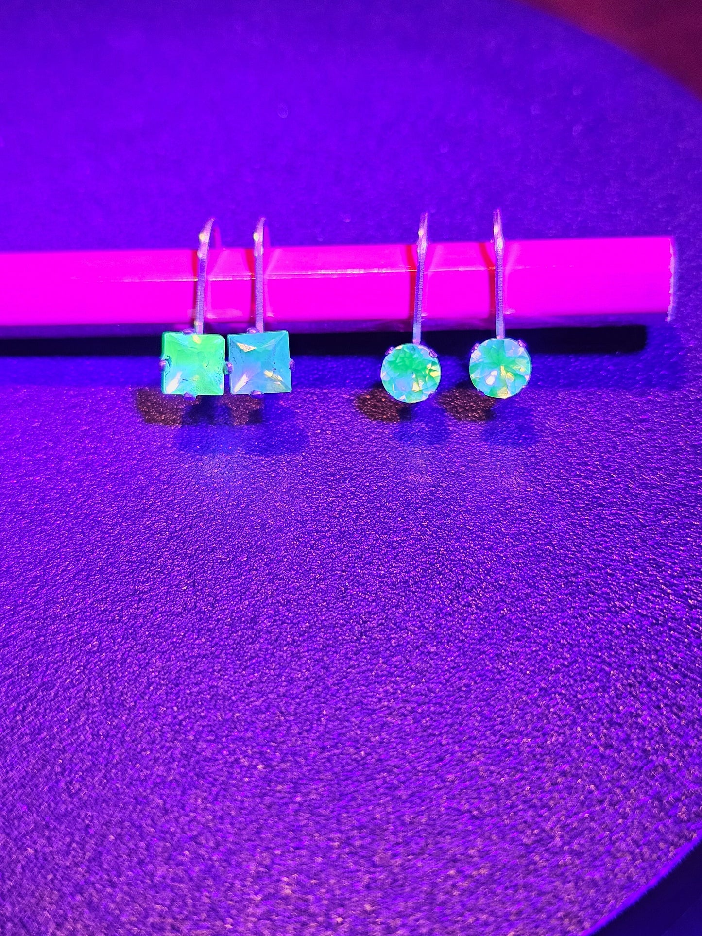 Boucles d'oreilles en verre d'uranium dans un nouveau style à levier en argent sterling avec des pierres de verre d'uranium recyclées vintage, qui brillent sous la lumière noire/UV