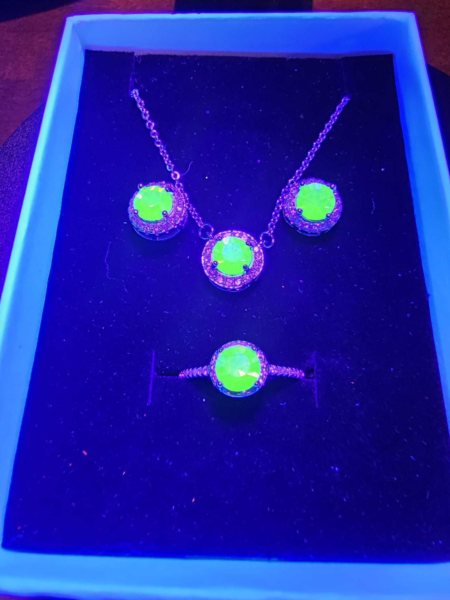 Coffret cadeau de bijoux en verre d'uranium Bague en argent sterling, boucles d'oreilles et collier vintage Le verre d'uranium à coupe ronde brille sous la lumière noire / UV