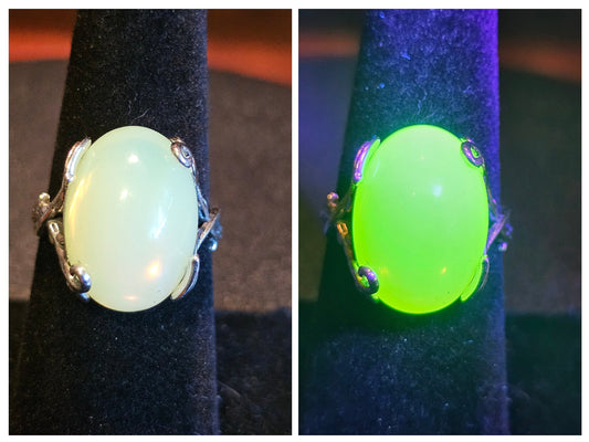 Bague ajustable en verre d'uranium en argent sterling avec une grande pierre ovale en verre d'uranium de couleur opale vintage de 18 x 13 mm qui brille sous la lumière noire / UV