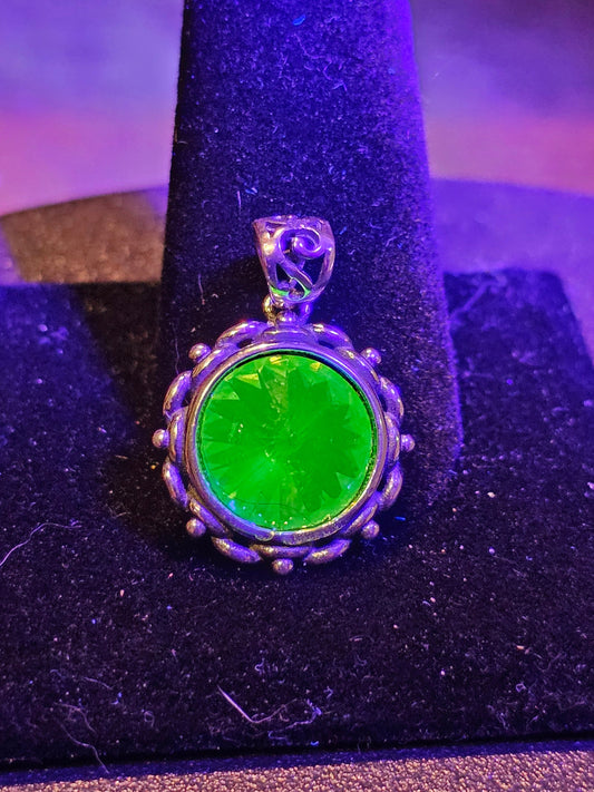 Pendentif en verre d'uranium de style vintage en argent sterling neuf avec une pierre de verre d'uranium ronde vintage de 12 mm qui brille sous la lumière noire / UV