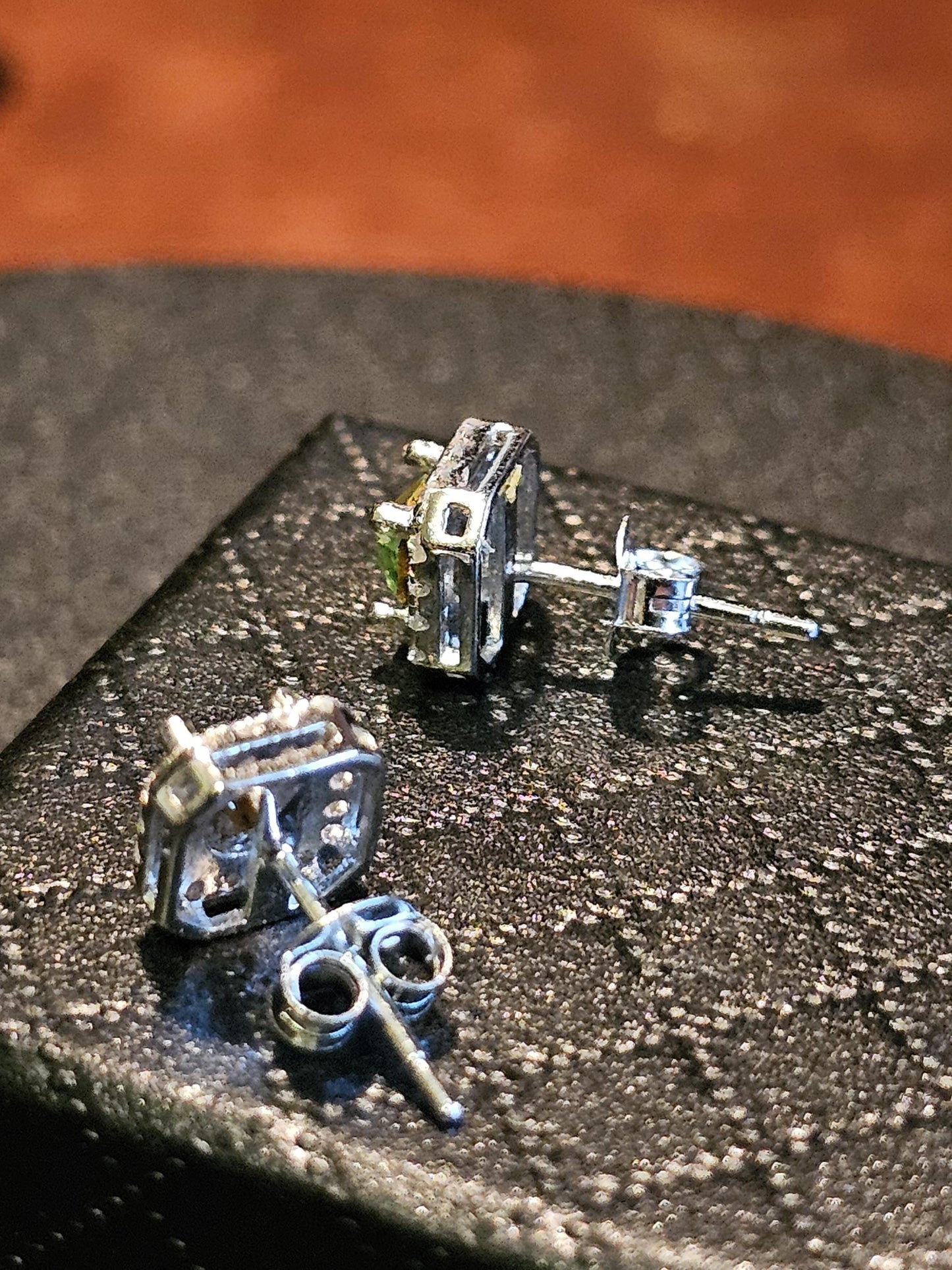 Boucles d'oreilles en verre d'uranium en argent sterling neuf avec pierres en verre d'uranium taille ovale vintage qui brillent sous la lumière noire/UV