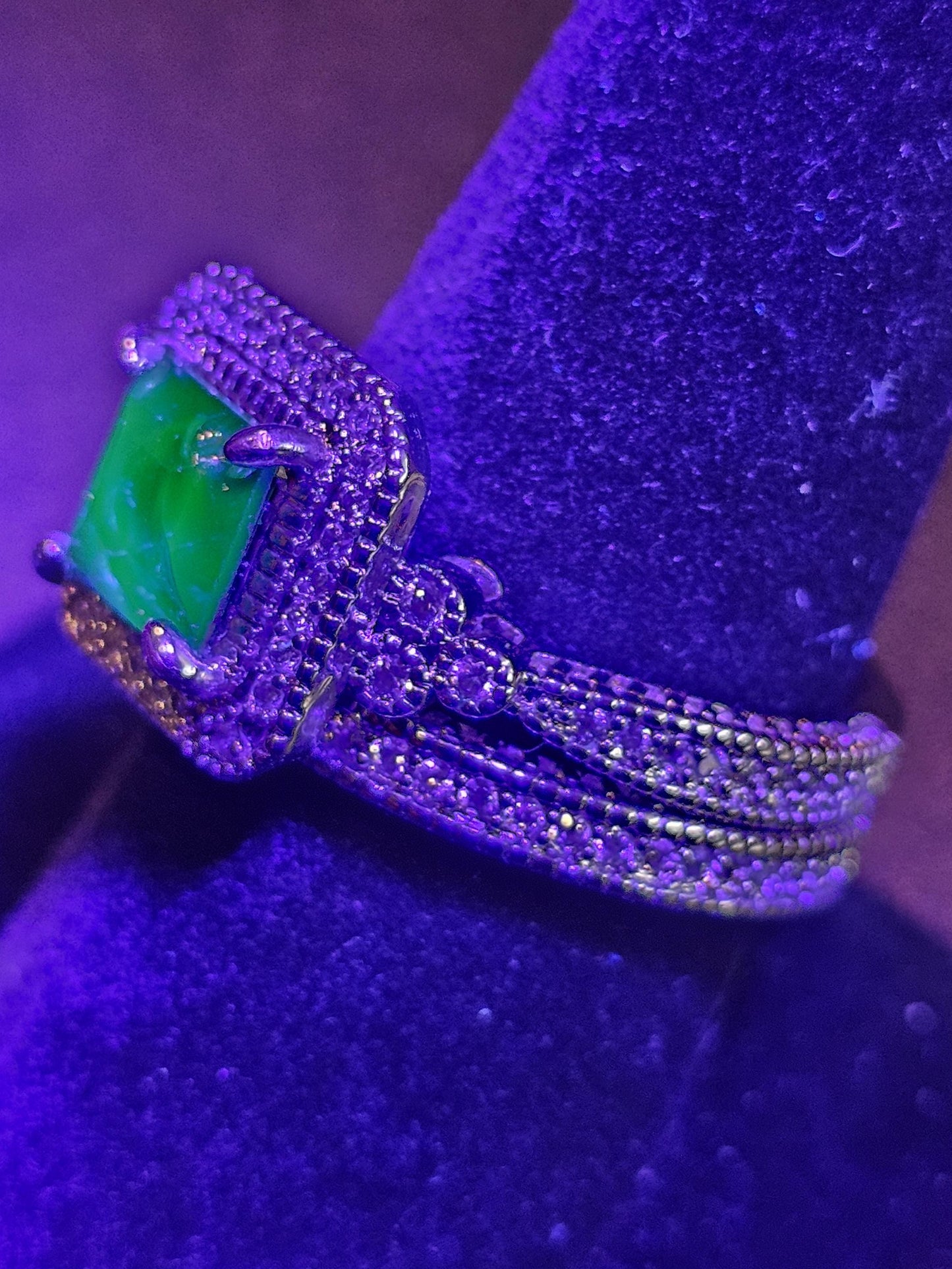 Bague en verre d'uranium taille princesse taille 9 nouvelle argent sterling bleu vintage pierre de taille carrée en verre d'uranium qui brille sous la lumière noire / UV