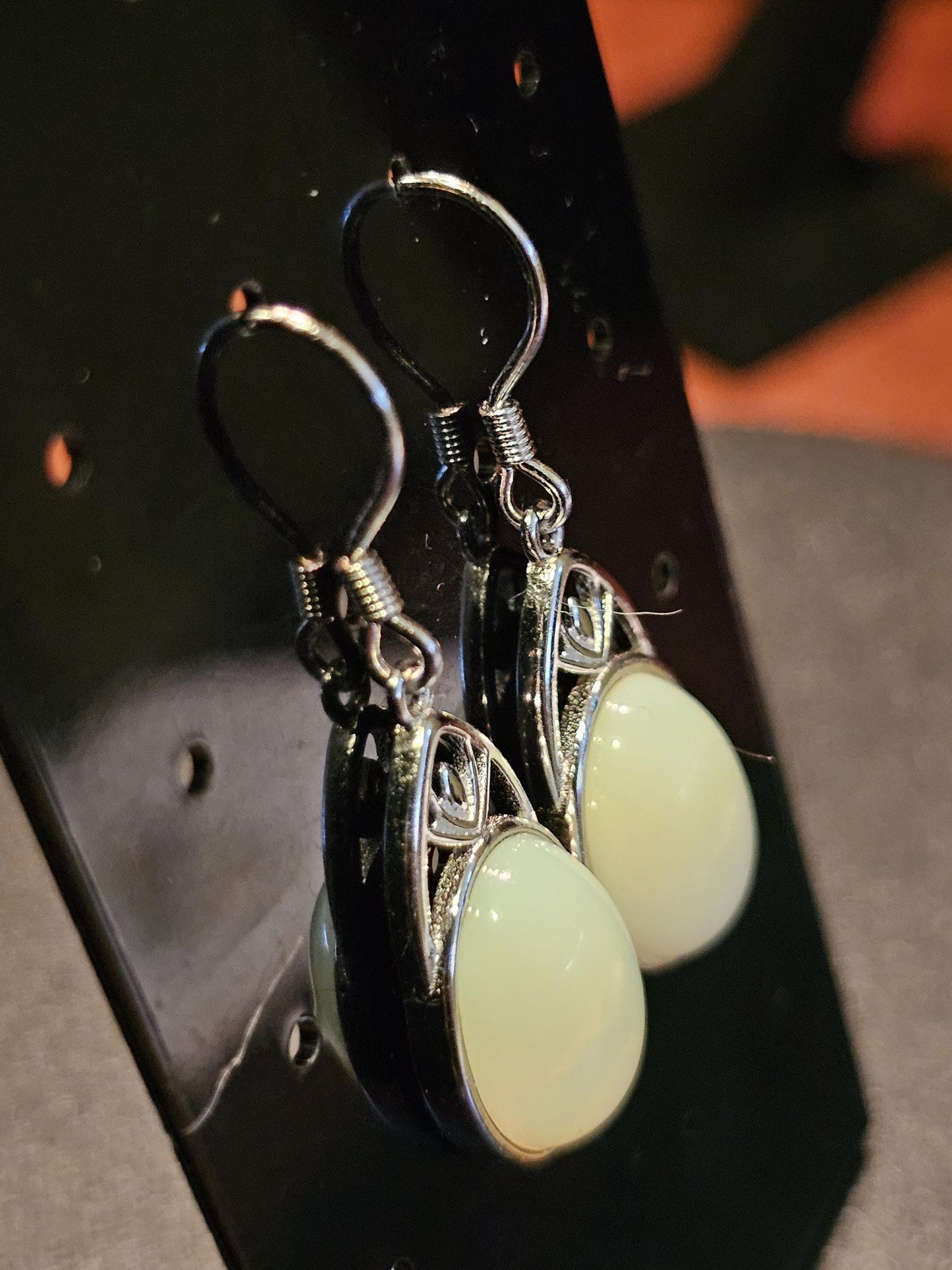Boucles d'oreilles en verre d'uranium en argent sterling neuf avec pierres en verre d'uranium taille ovale vintage qui brillent sous la lumière noire/UV