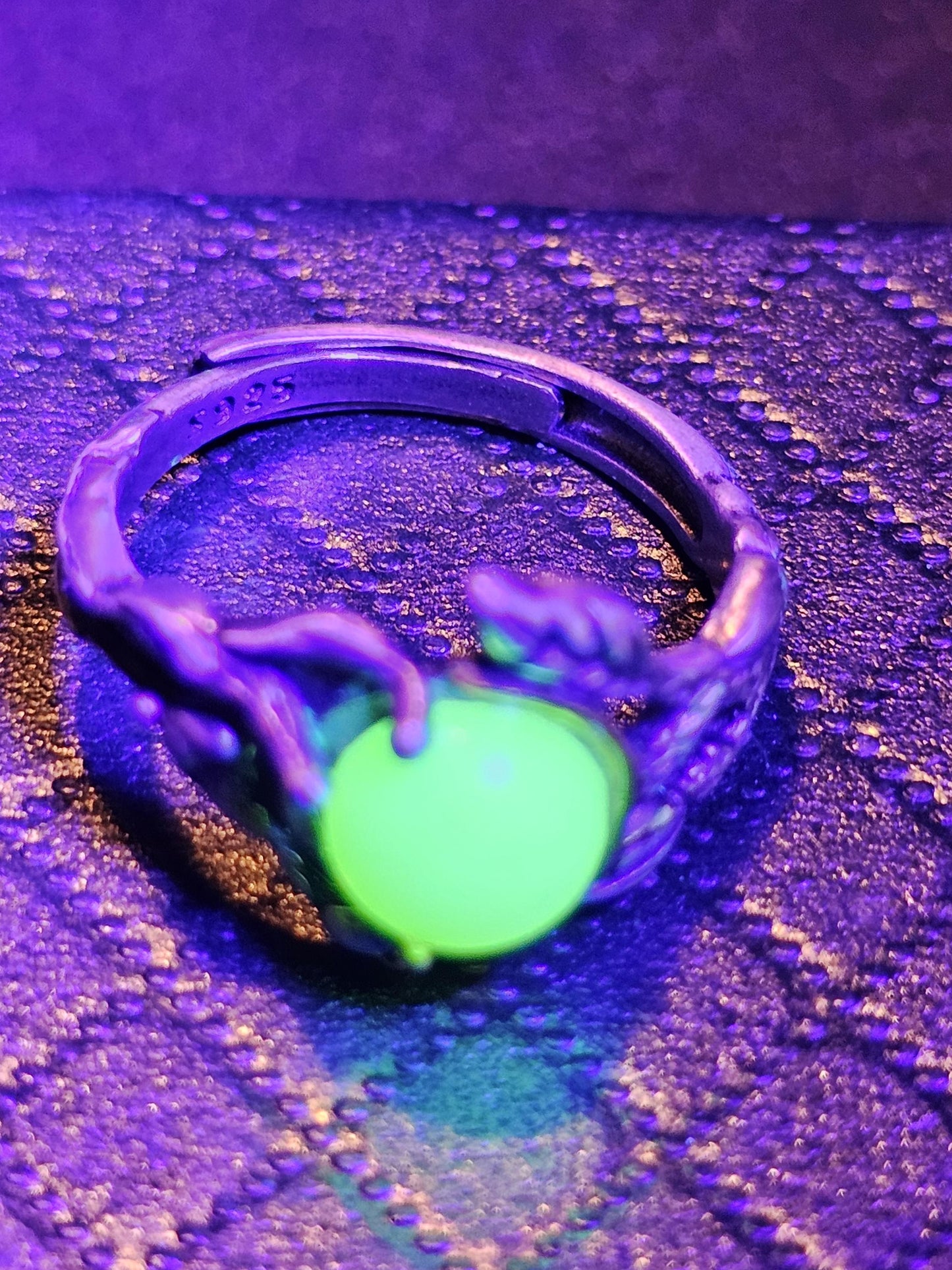 Bague réglable en verre d'uranium en argent sterling avec motif de feuilles et de branches et pierre ronde en verre d'uranium vintage qui brille sous la lumière noire / UV