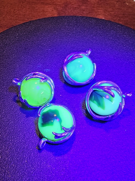 Pendentifs en verre d'uranium en argent sterling neuf avec des billes de verre d'uranium rondes vintage de 14 à 16 mm qui brillent sous la lumière noire / UV