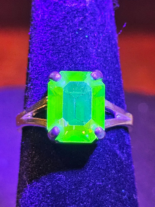 Bague en verre d'uranium taille émeraude taille 5, tige fendue en argent sterling avec pierre de verre d'uranium vintage 10x8 mm qui brille sous la lumière noire / UV