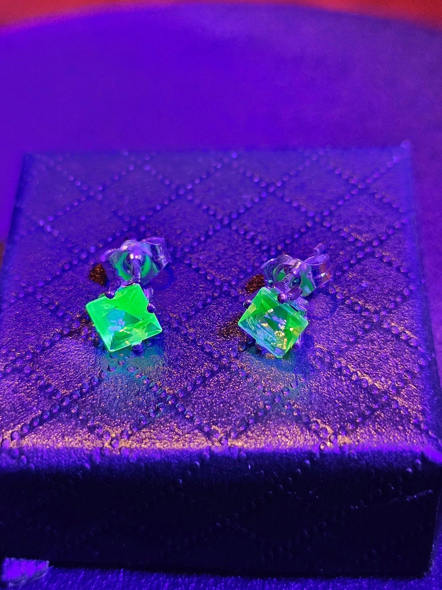 Boucles d'oreilles en verre d'uranium en argent sterling avec pierres de taille princesse en verre d'uranium recyclé vintage de 5 mm qui brillent sous la lumière noire/UV