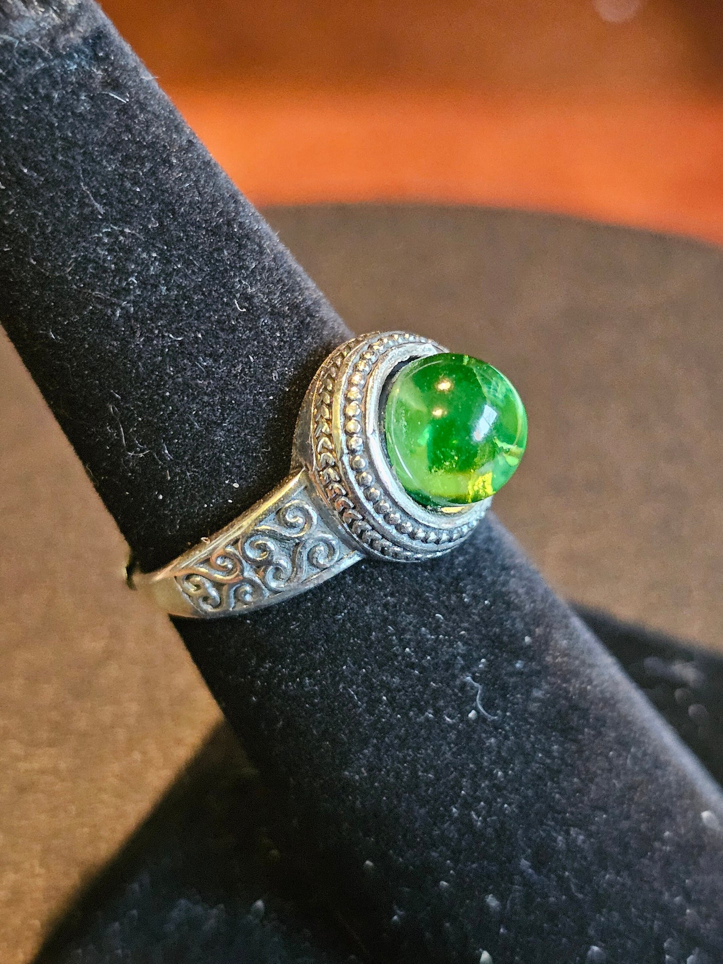 Bague réglable en verre d'uranium, en argent sterling neuf, avec une pierre de verre d'uranium ronde vintage qui brille sous la lumière noire / UV