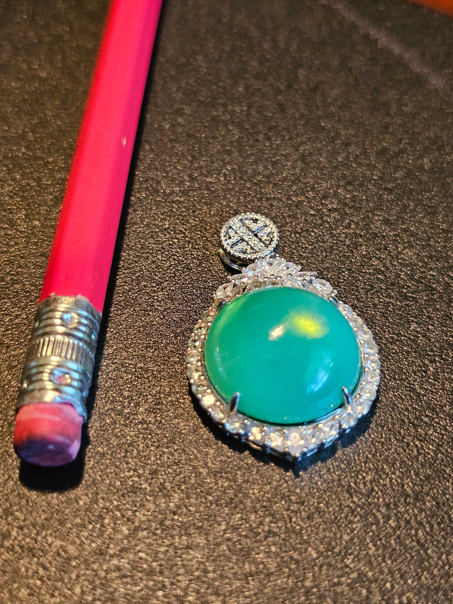 Pendentif en verre d'uranium neuf en argent sterling avec une grande pierre de verre d'uranium vintage de 18 mm à taille ronde cabochon qui brille sous la lumière noire / UV