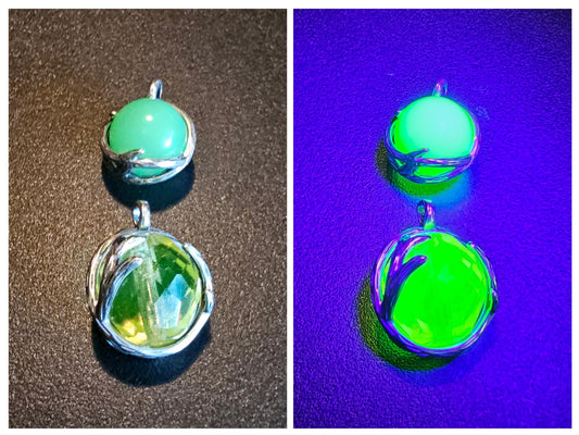 Pendentifs en verre d'uranium en argent sterling neuf avec des perles rondes en verre d'uranium vintage de 14 ou 16 mm qui brillent sous la lumière noire / UV
