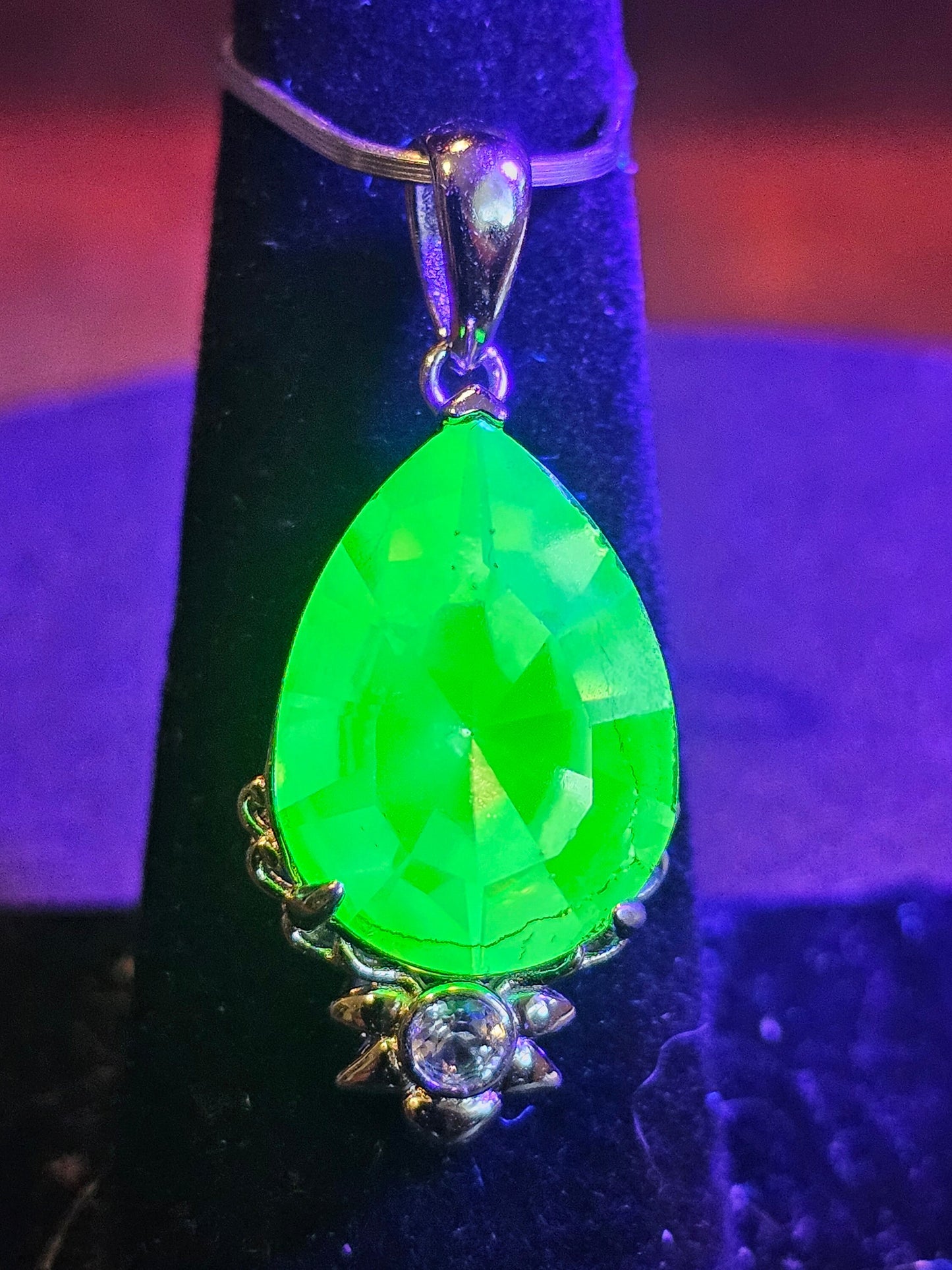 Pendentif en verre d'uranium en argent sterling neuf avec une grande pierre de verre d'uranium vintage taille poire de 18 x 13 mm qui brille sous la lumière noire / UV