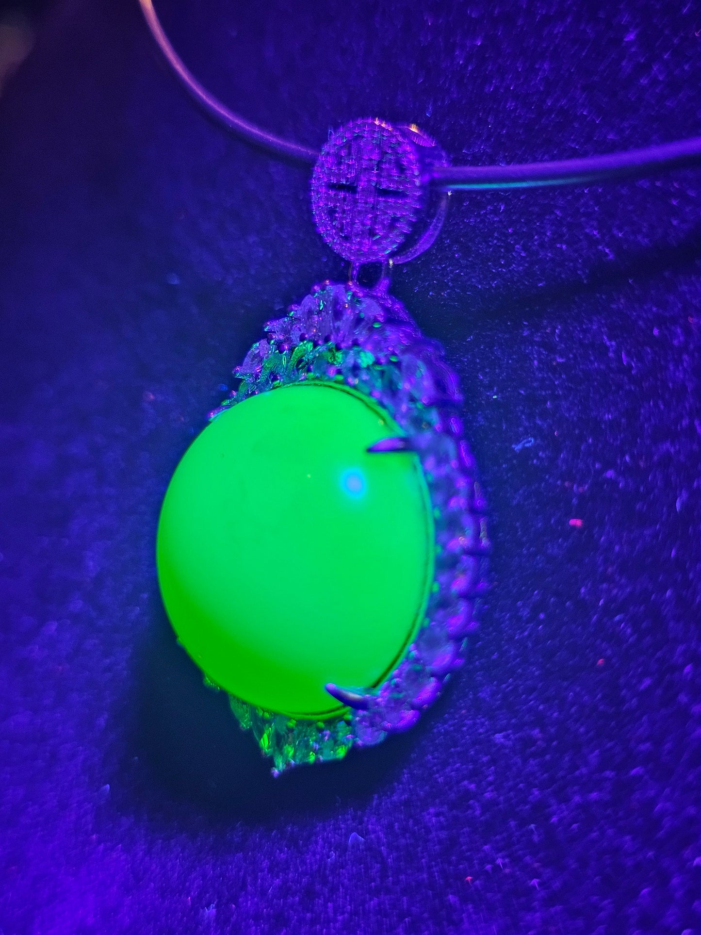 Pendentif en verre d'uranium neuf en argent sterling avec une grande pierre de verre d'uranium vintage de 18 mm à taille ronde cabochon qui brille sous la lumière noire / UV