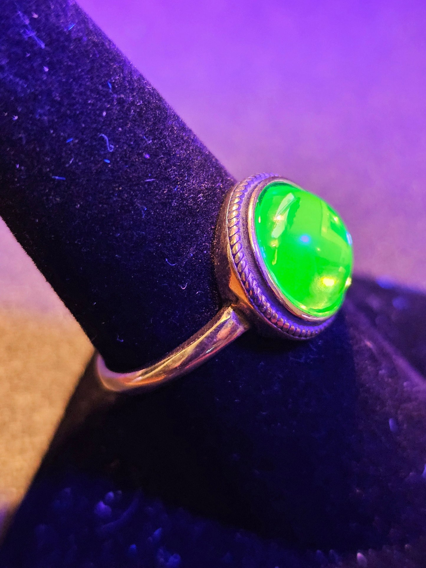 Bague réglable en verre d'uranium, en argent sterling neuf avec pierre de verre d'uranium ronde taillée en cabochon vintage qui brille sous la lumière noire / UV