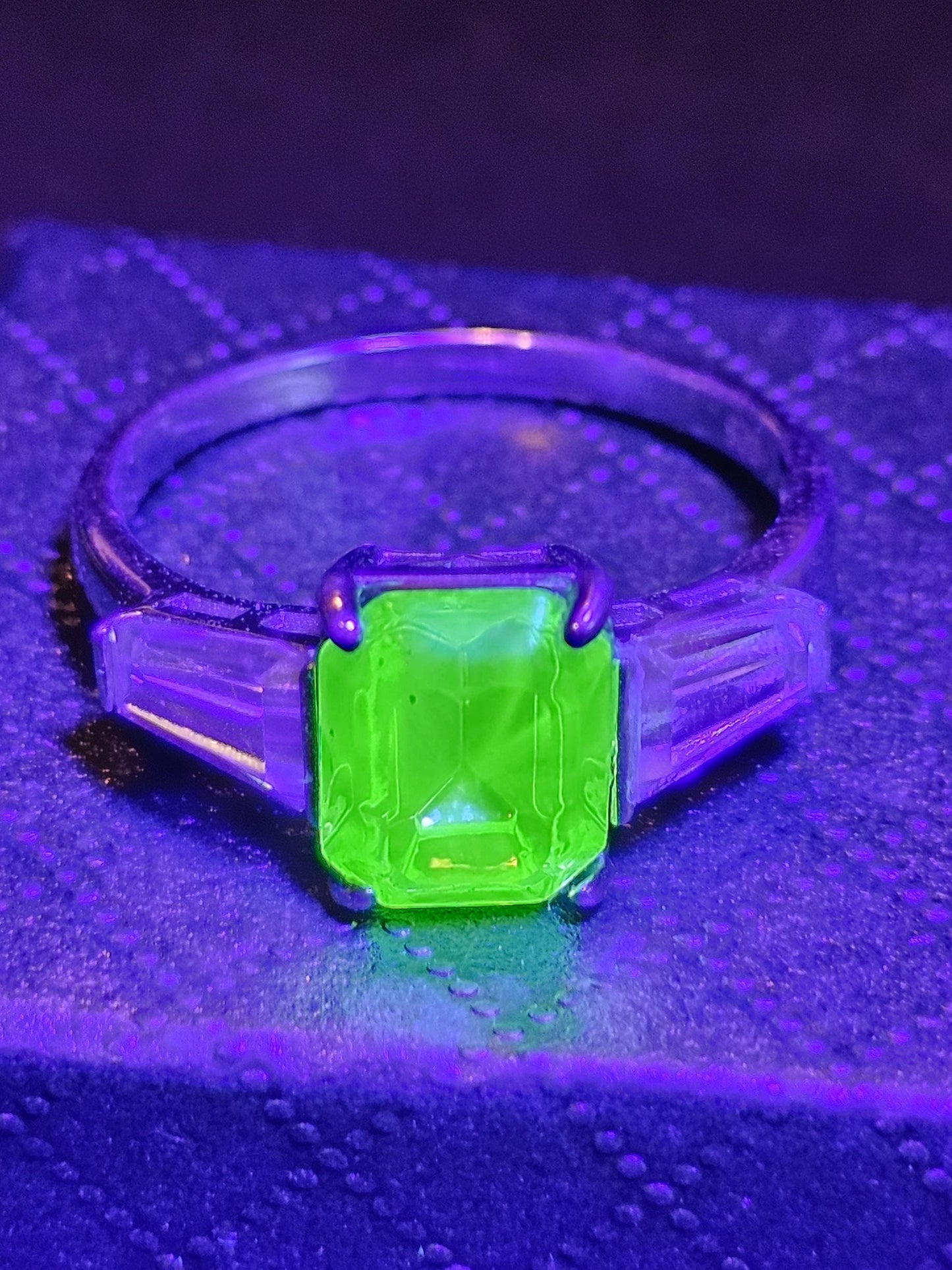Ring aus Uranglas im Smaragdschliff, Größe 7 und 10,5, neues Sterlingsilber mit Vintage-Uranglassteinen, die unter Schwarzlicht/UV-Licht leuchten.