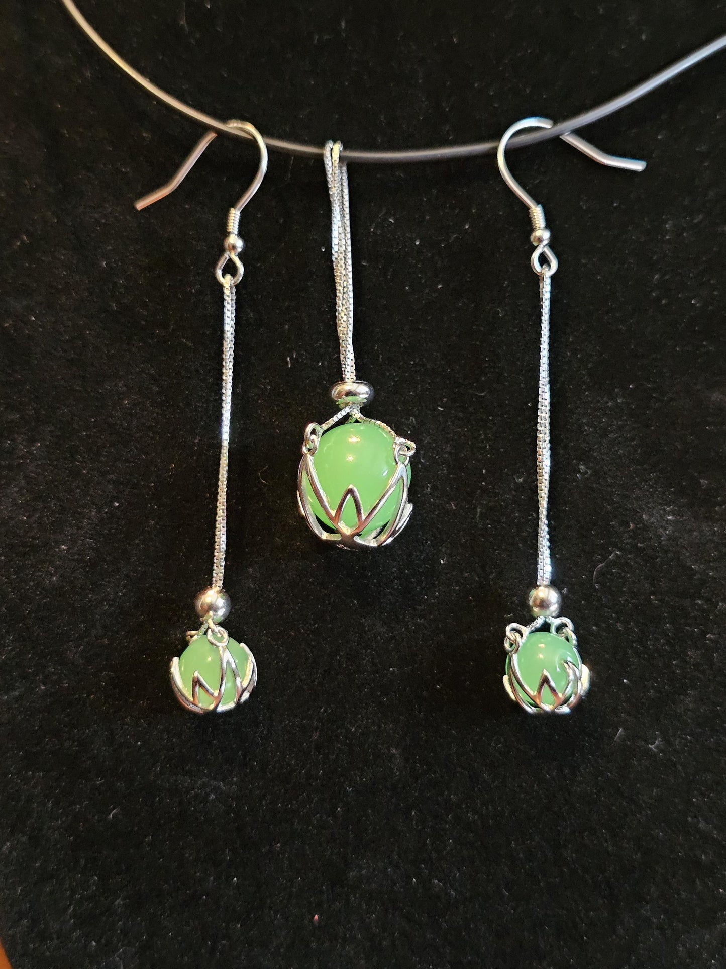 Pendentif et boucles d'oreilles en verre d'uranium dans un nouveau style de pendentif en argent sterling avec des perles de verre d'uranium vintage qui brillent sous la lumière noire / UV