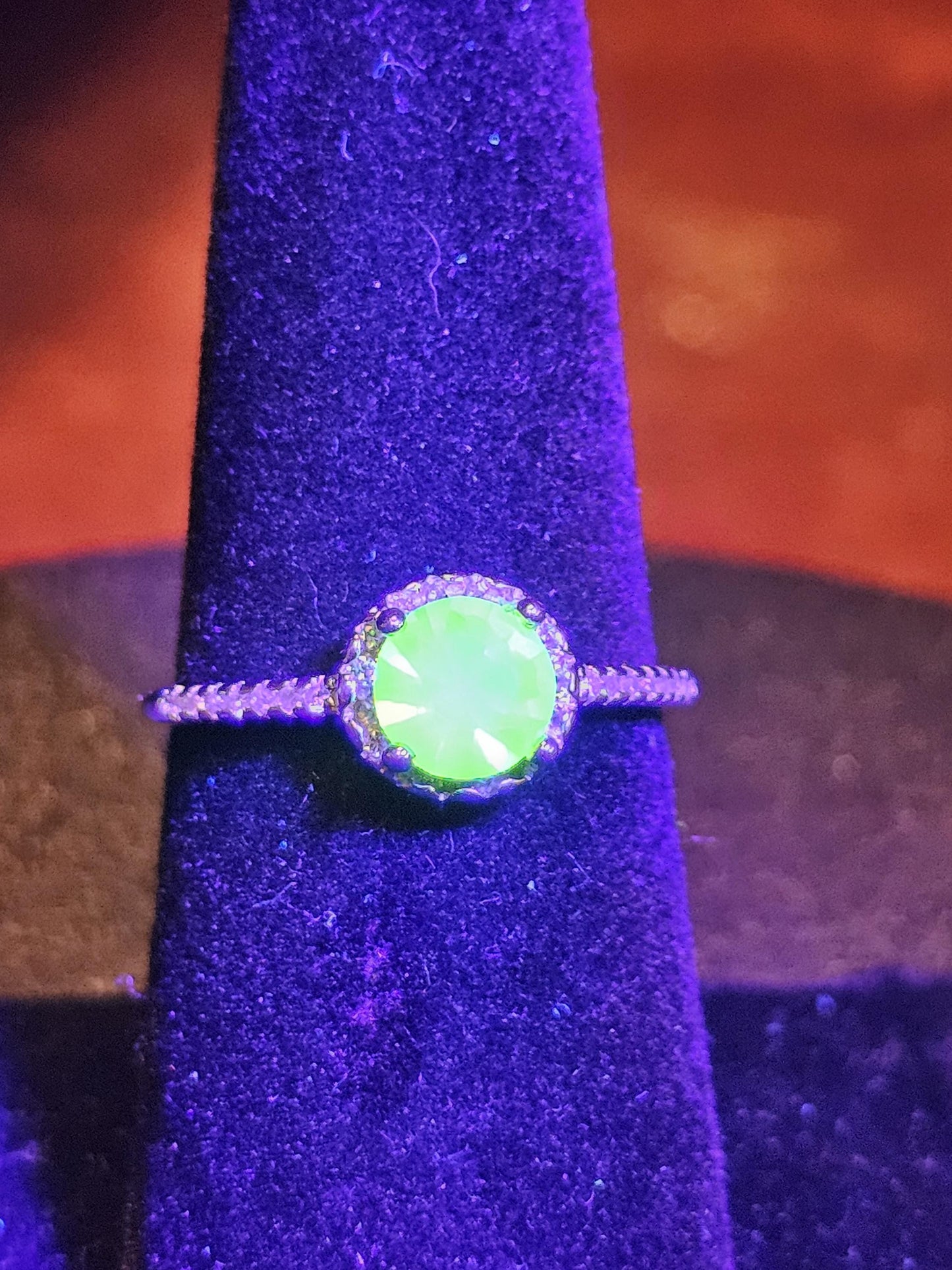 Coffret cadeau de bijoux en verre d'uranium Bague en argent sterling, boucles d'oreilles et collier vintage Le verre d'uranium à coupe ronde brille sous la lumière noire / UV