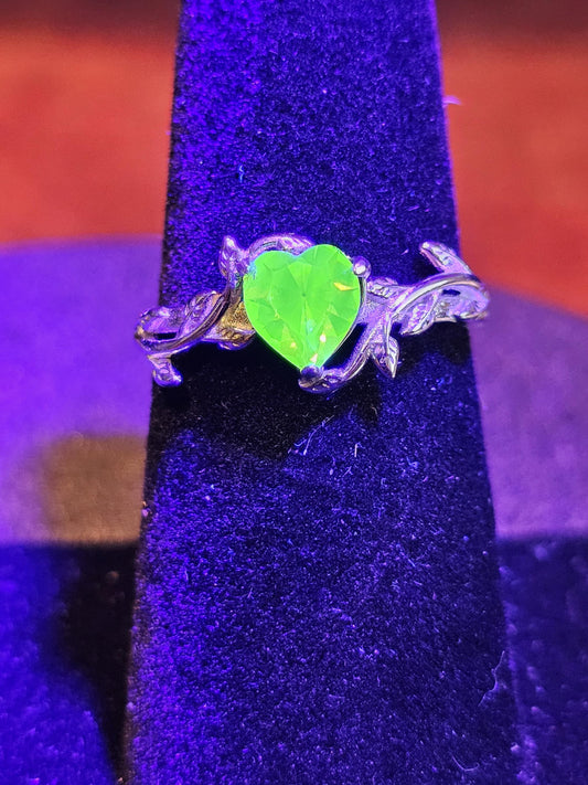 Bague en verre d'uranium taillée en cœur, taille 6 à 10, en argent sterling neuf, avec une pierre de verre d'uranium rare et vintage qui brille sous la lumière noire / UV