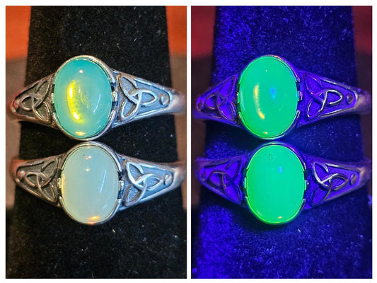 Bague réglable en verre d'uranium en argent sterling avec dessus lisse vintage. La pierre ovale en verre d'uranium vert ou blanc brille sous la lumière noire / UV
