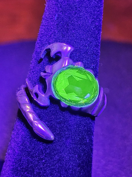Bague Scorpion en Verre d'Uranium Réglable en Argent Sterling neuf avec une pierre de verre d'Uranium de taille Ovale vintage qui brille sous la lumière noire / UV