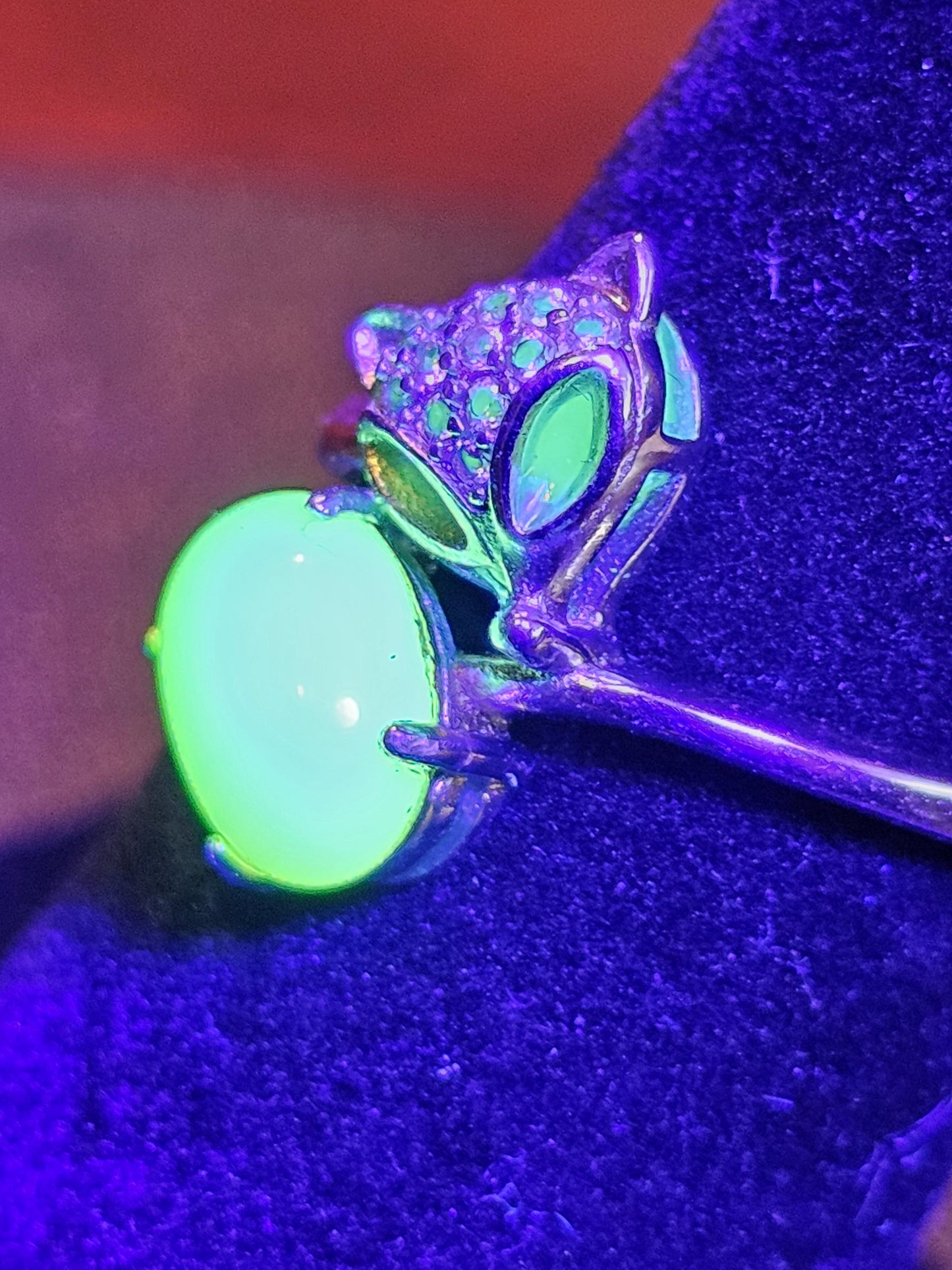 Bague renard en verre d'uranium Taille réglable en argent sterling neuf avec une pierre de verre d'uranium de taille ovale vintage qui brille sous la lumière noire / UV
