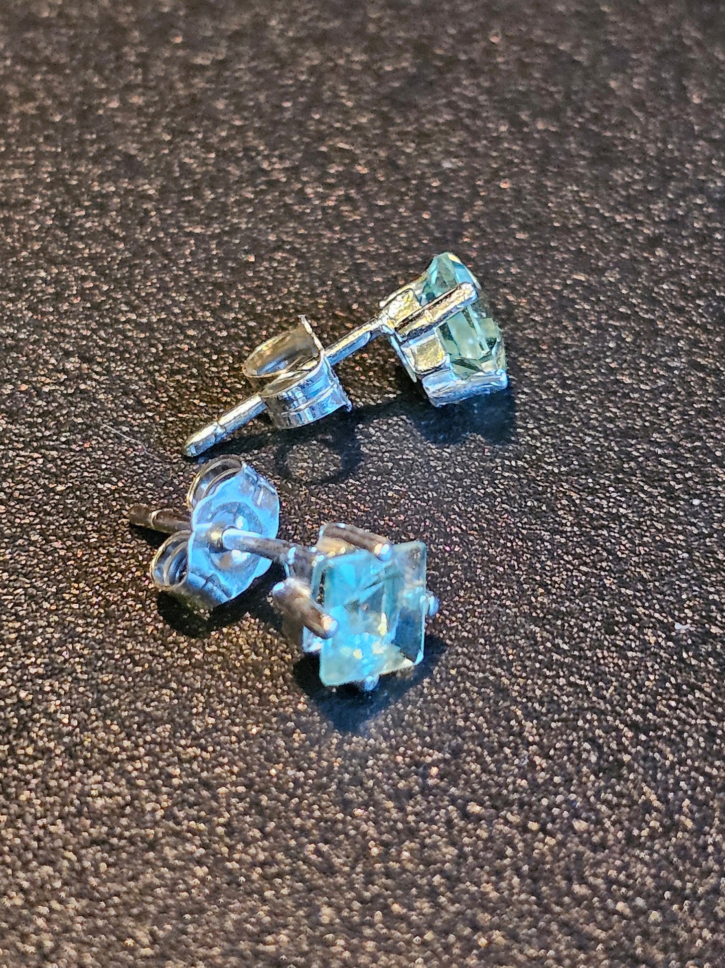 Boucles d'oreilles en verre d'uranium en argent sterling avec pierres de taille princesse en verre d'uranium recyclé vintage de 5 mm qui brillent sous la lumière noire/UV