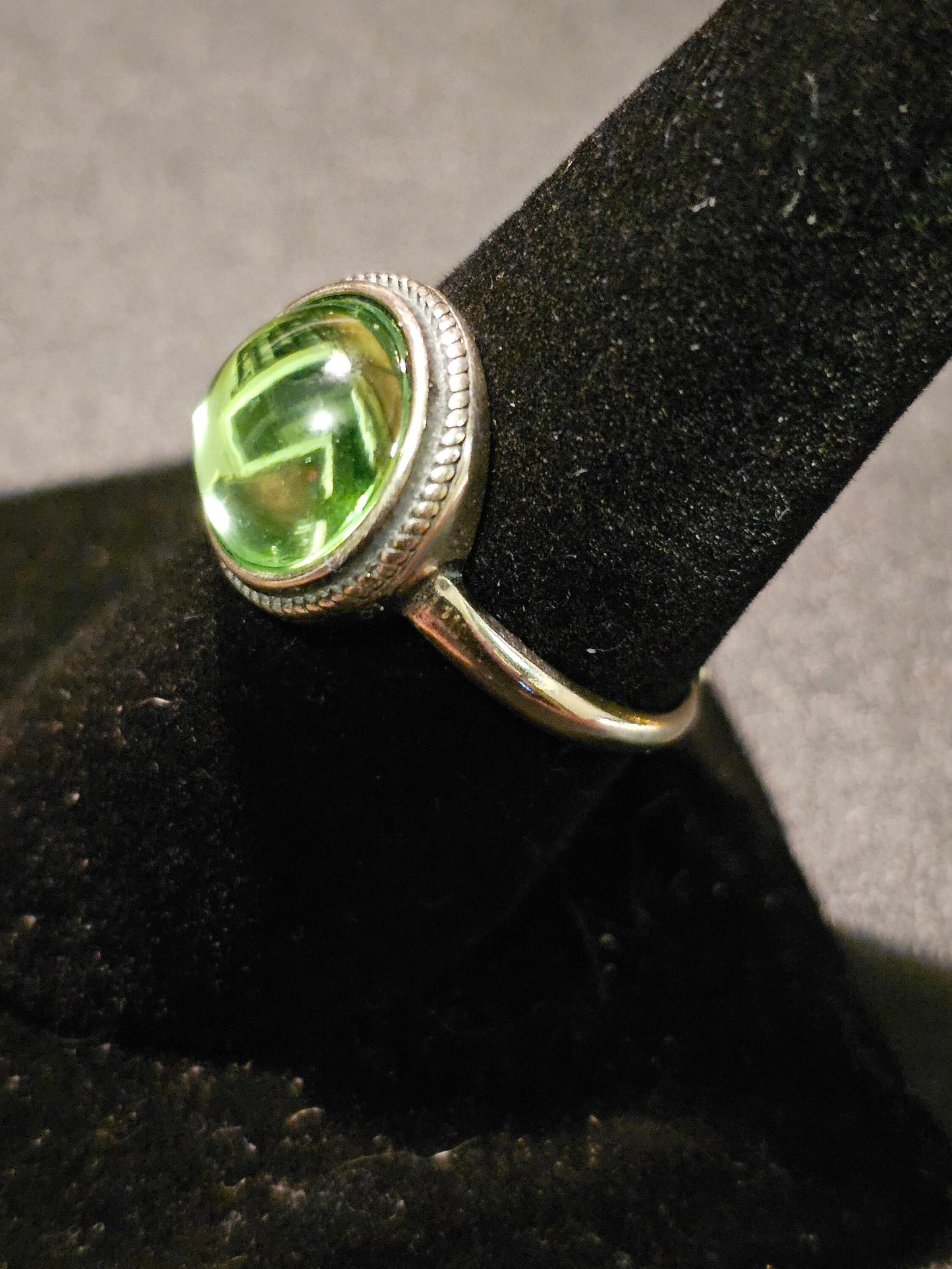 Bague réglable en verre d'uranium, en argent sterling neuf avec pierre de verre d'uranium ronde taillée en cabochon vintage qui brille sous la lumière noire / UV